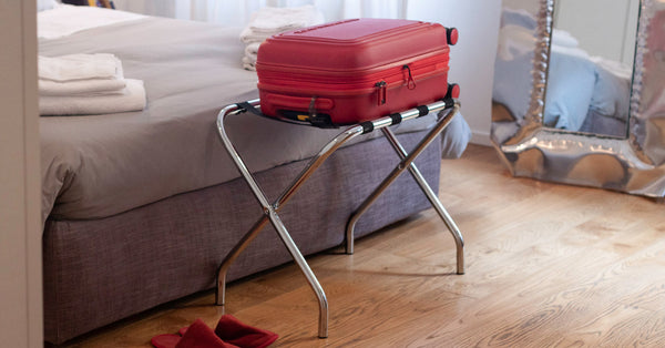 Come scegliere il giusto reggivaligia per la camera