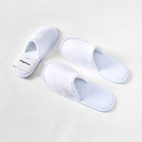 Chaussons fermées en éponge blanche