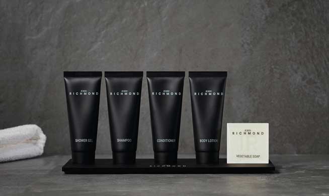 Linea cortesia per hotel John Richmond