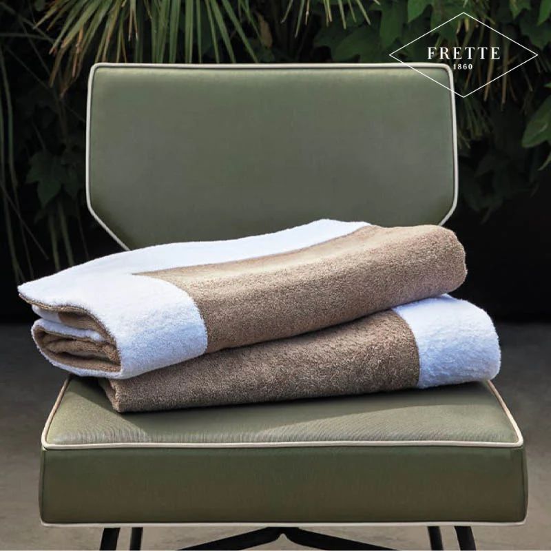 Taupefarbiges Poolhandtuch mit weißen Bandstreifen, 100 x 180 cm - Frette